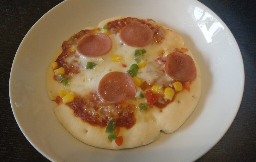 マルハニチロの冷凍ピザを電子レンジで温めたもの
