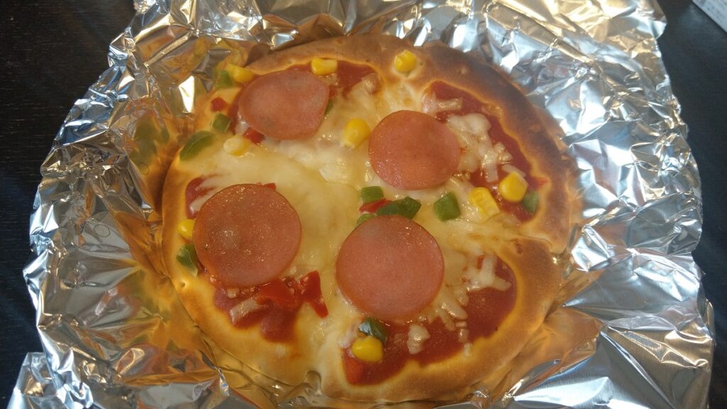マルハニチロの冷凍ピザをオーブントースターで温めたもの