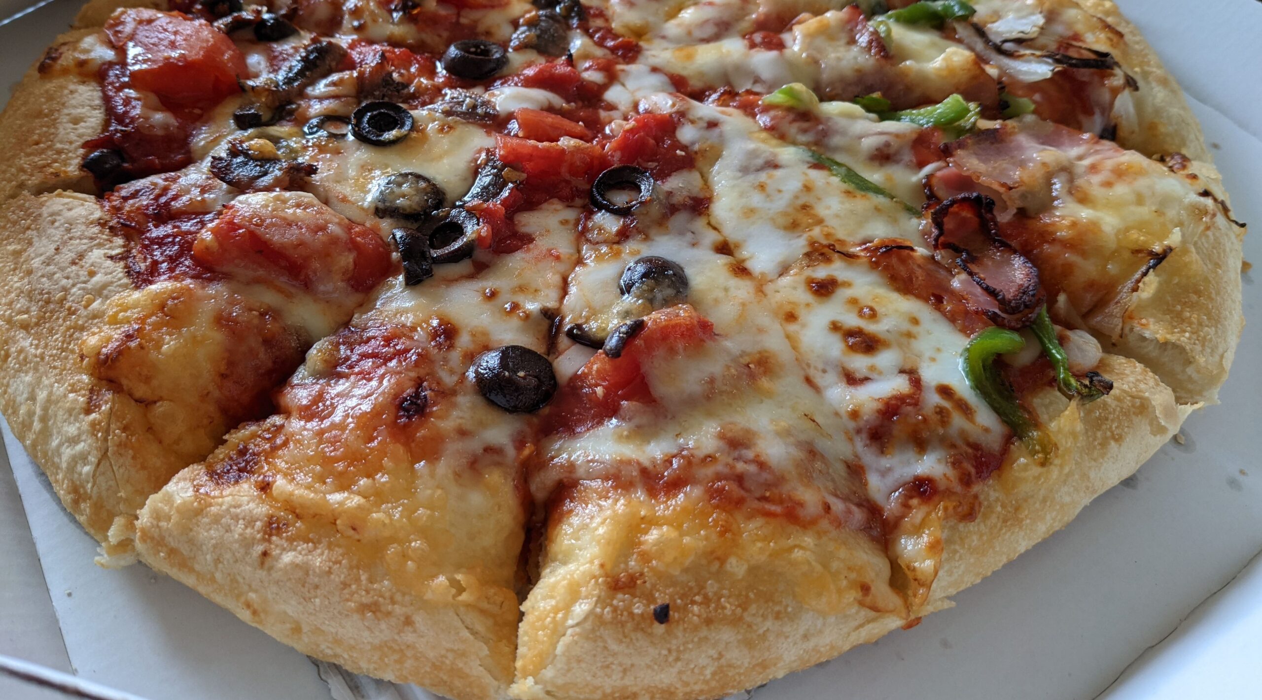 三大ピザチェーンで唯一アンチョビを取り扱ってるのはピザハットだけ。オススメのやみつきアンチョビオリーブの紹介と感想 - PizzaLoverJP