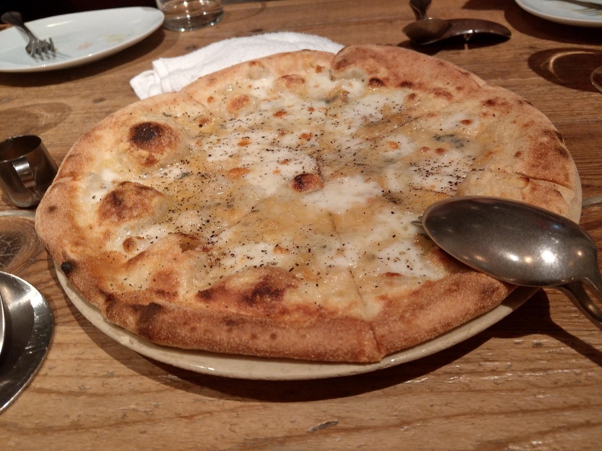 Cheese Tavern CASCINAの8種のチーズピザ
