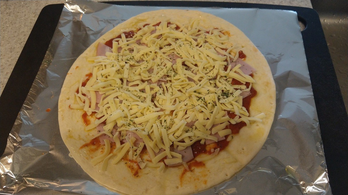 ミラノ風ピザクラストで作るピザ焼く前