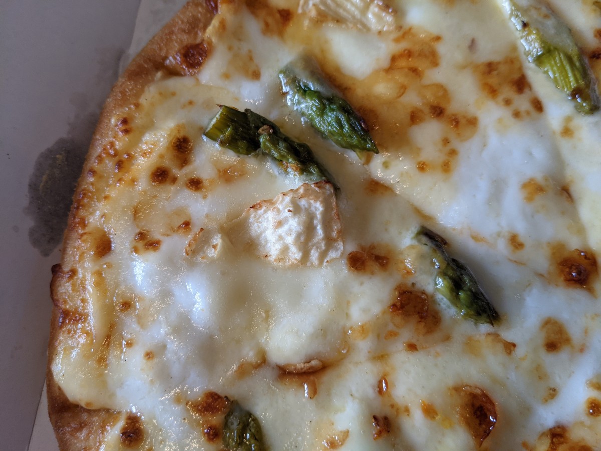 よくあるチーズピザとは一味違う！ドミノ「北海道産3種のチーズ＆濃厚クリームソース」を食べてみた感想とレビュー！ - PizzaLoverJP