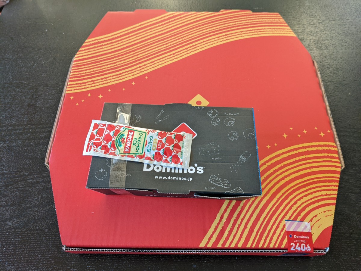 ドミノピザのクリスマスデザインの箱