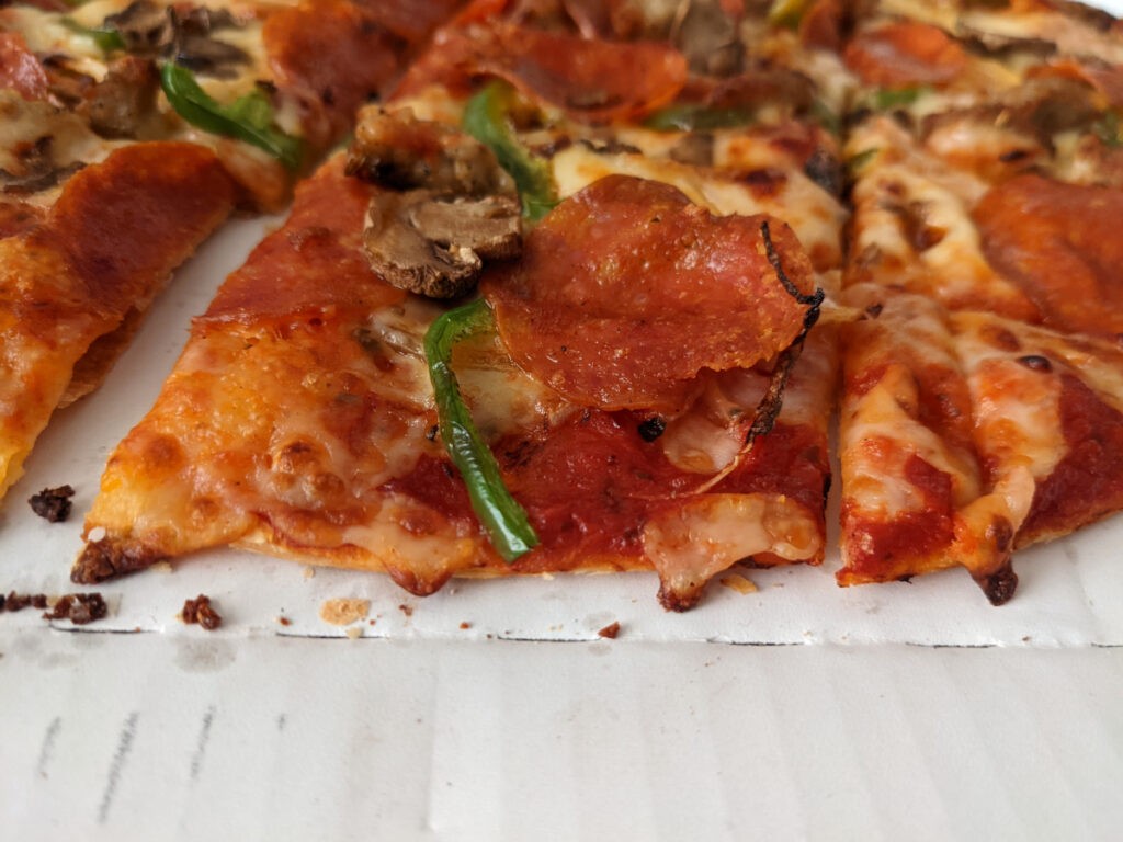 ドミノピザの「ウルトラクリスピークラスト」ってどう？他の生地と比べて味や食べ応えは？ PizzaLoverJP