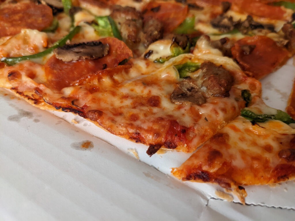 ドミノピザの「ウルトラクリスピークラスト」ってどう？他の生地と比べて味や食べ応えは？ PizzaLoverJP