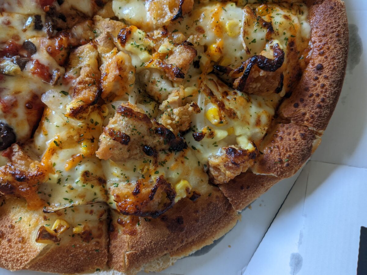 ピザハットのザクごろチキンのオーロラソースピザ