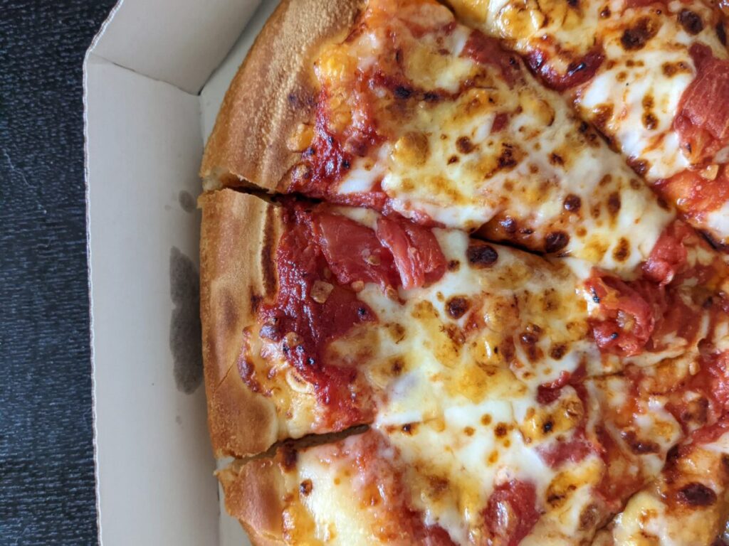 ピザハット「イタリアントマト&ガーリック」を食べてみた！シンプルだけどチーズとトマトの自然な味わいが楽しめるピザです！ PizzaLoverJP