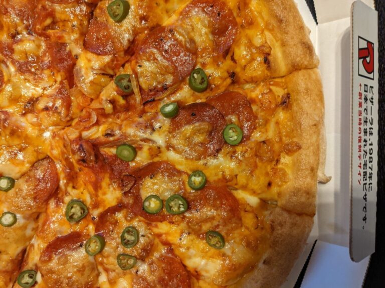 ピザーラ「セラーノペッパー～熟成サラミの旨辛ピザ～」を食べてみた！かなり辛いピザです！ PizzaLoverJP