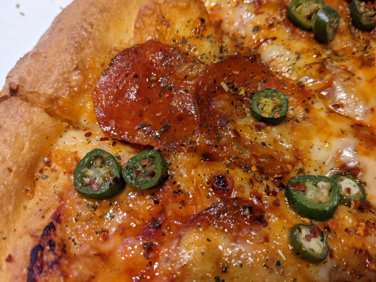 セラーノペッパー～熟成サラミの旨辛ピザ～にスパーシーハーブ