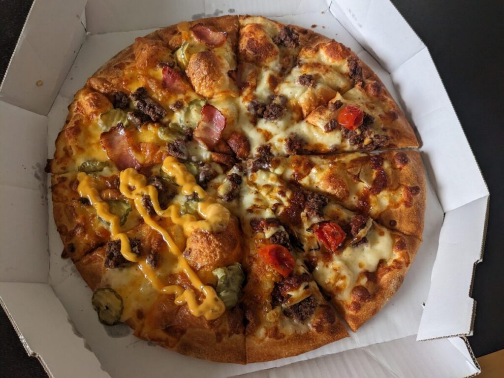 ドミノピザ「バーガーピザ・クワトロ」を食べてみた！想像以上にハンバーガーです！ PizzaLoverJP