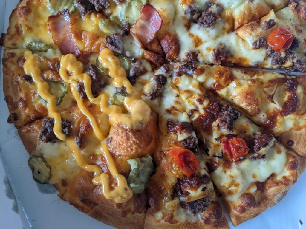 ドミノピザ「バーガーピザ・クワトロ」を食べてみた！想像以上にハンバーガーです！ PizzaLoverJP
