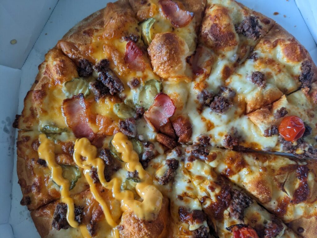 ドミノピザ「バーガーピザ・クワトロ」を食べてみた！想像以上にハンバーガーです！ PizzaLoverJP