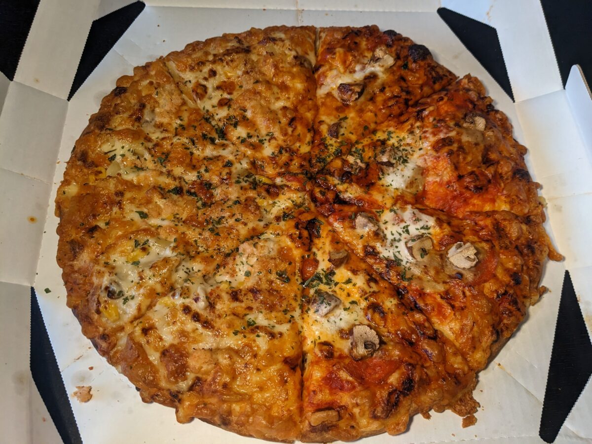 特製ポルチーニソースのピザとカニマヨグラタンのハーフ＆ハーフ