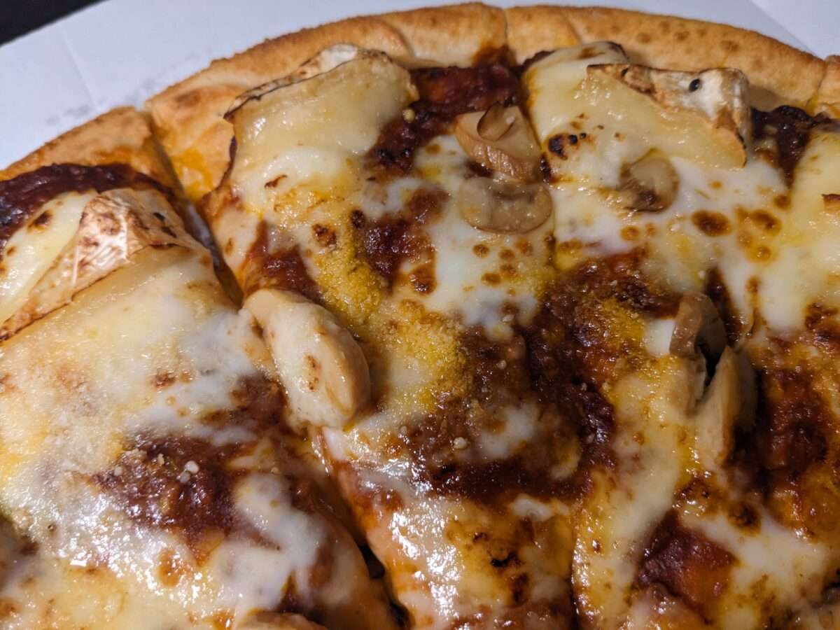 ピザハット「カマンベールの贅沢ミートソース」の味は？
