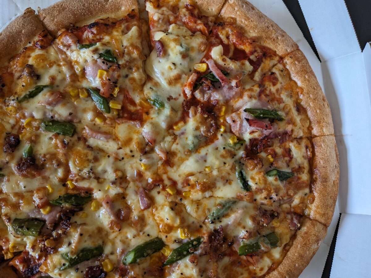 モッツァレラとアスパラベーコンのピザ