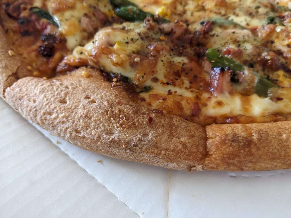 「モッツァレラとアスパラベーコンのピザ」のミミ