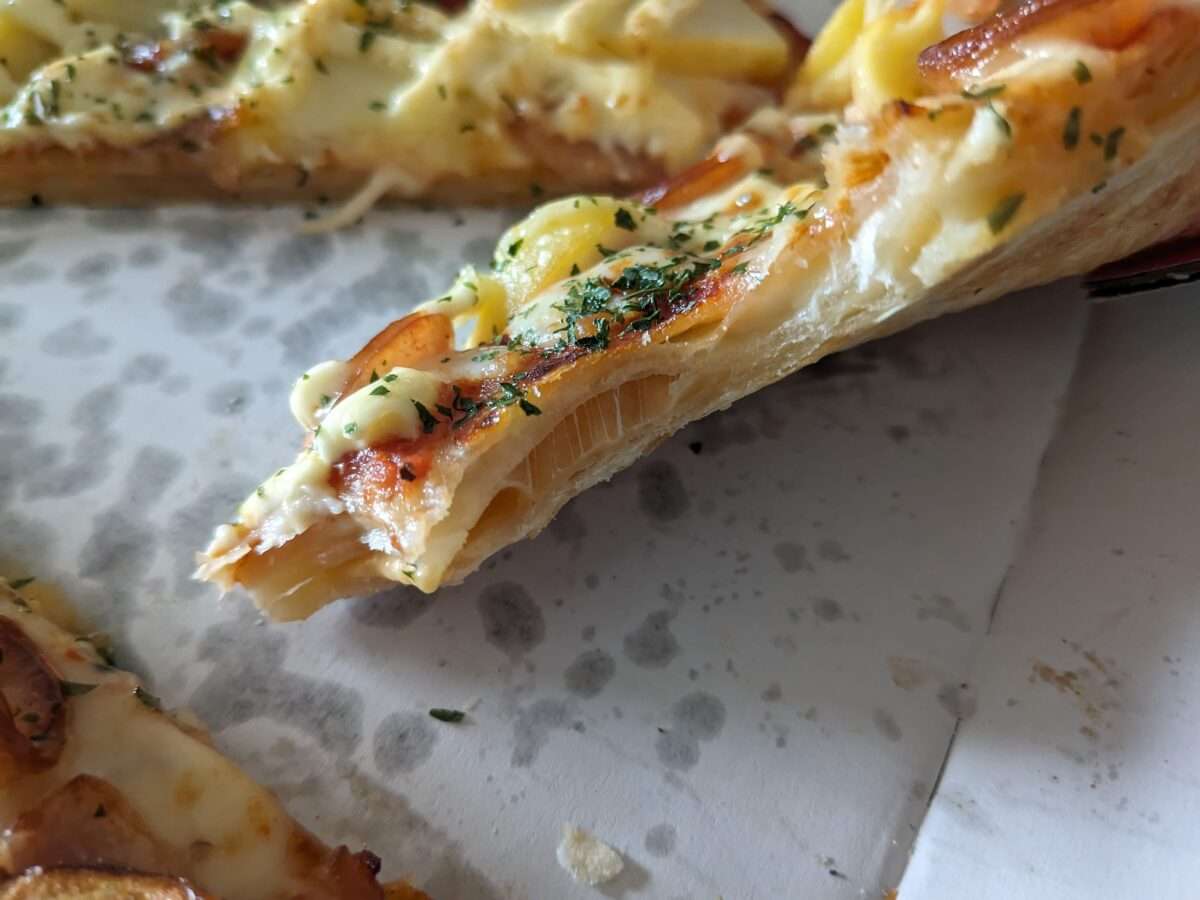 ドミノピザ「トリプルチーズ」の断面