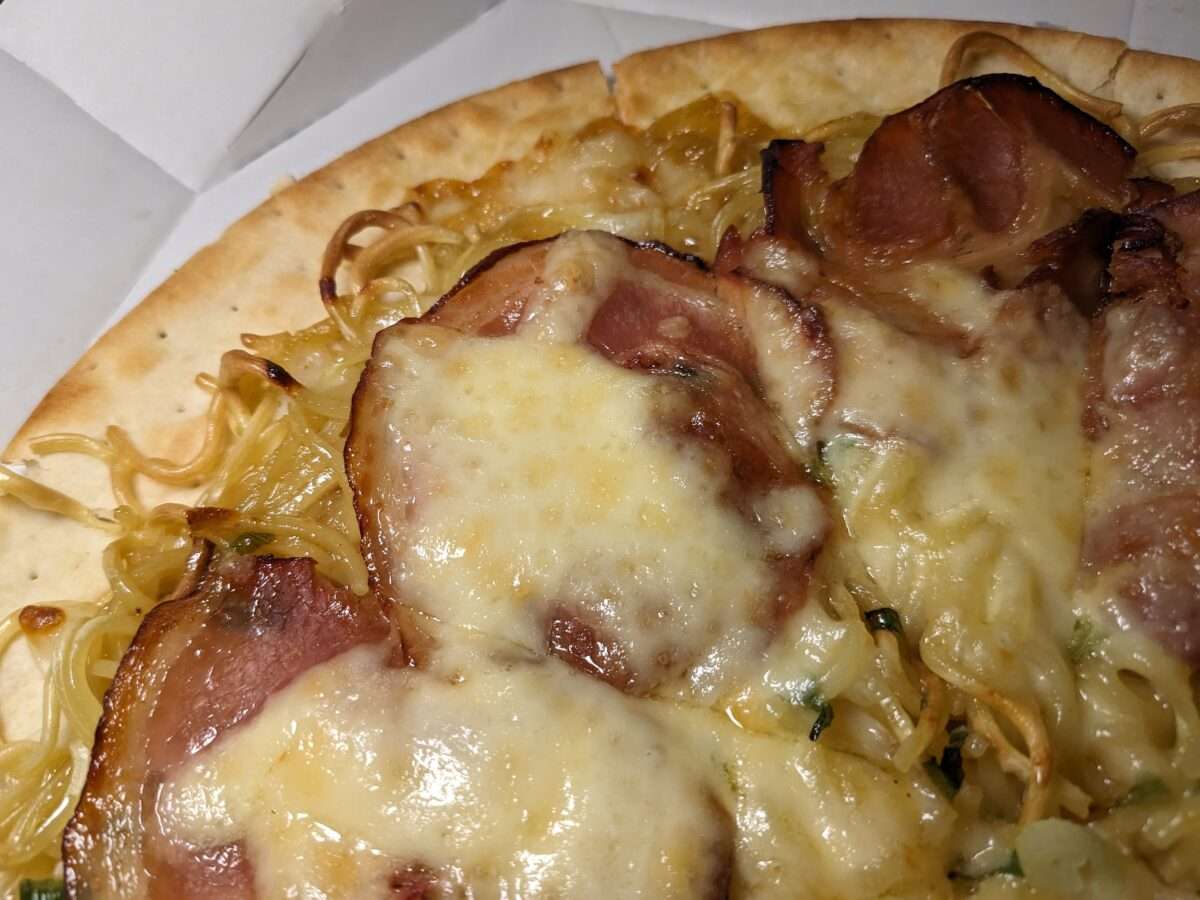 ピザハット「こってり風ラーメンピザ」のチャーシューにチーズ