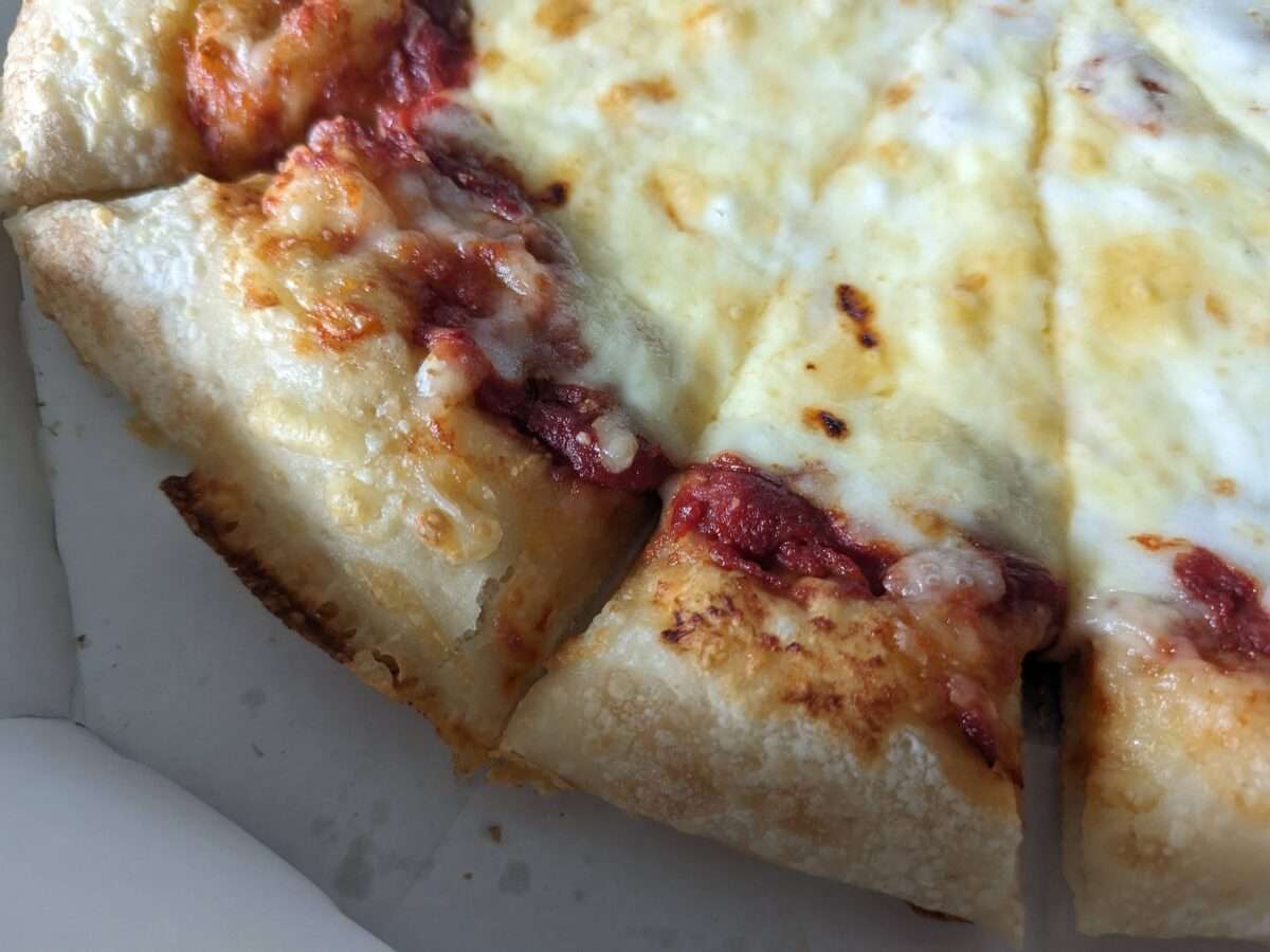 ピザハット「たっぷりチーズ＆チーズ」のハンドトスミミ