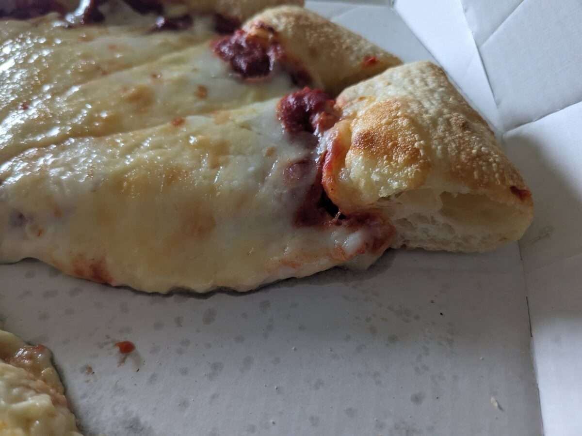 ピザハット「たっぷりチーズ＆チーズ」横から
