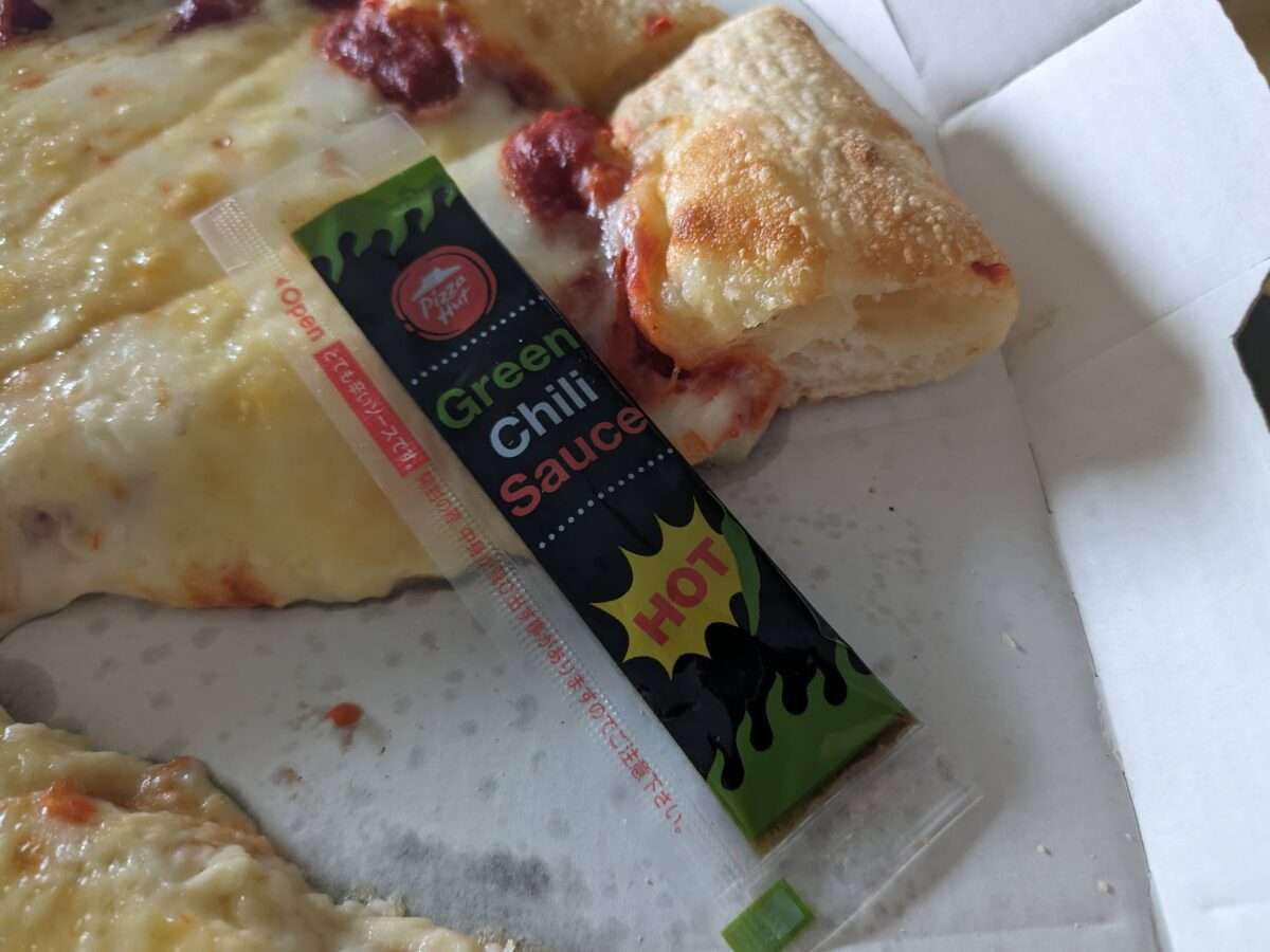 ピザハット「たっぷりチーズ＆チーズ」とグリーンチリソース