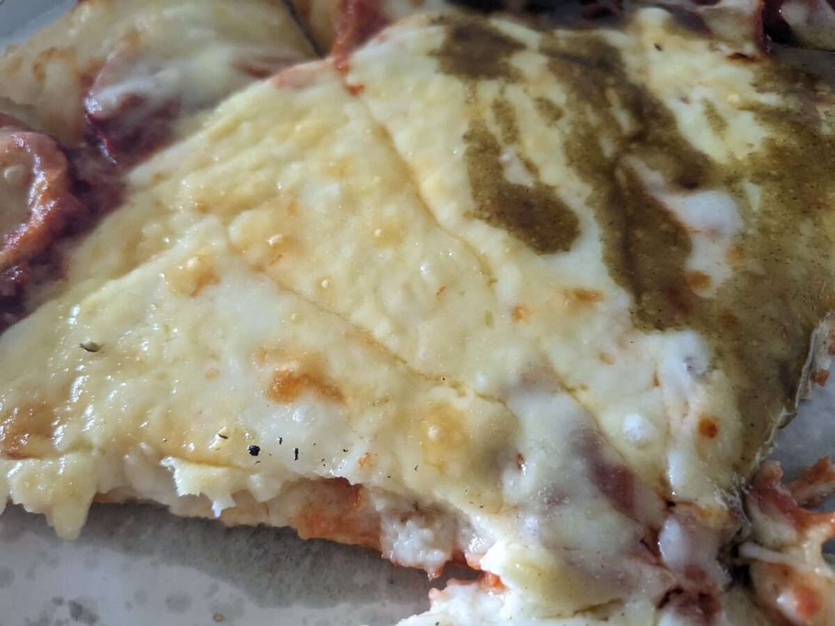ピザハット「たっぷりチーズ＆チーズ」片方にグリーンチリソース