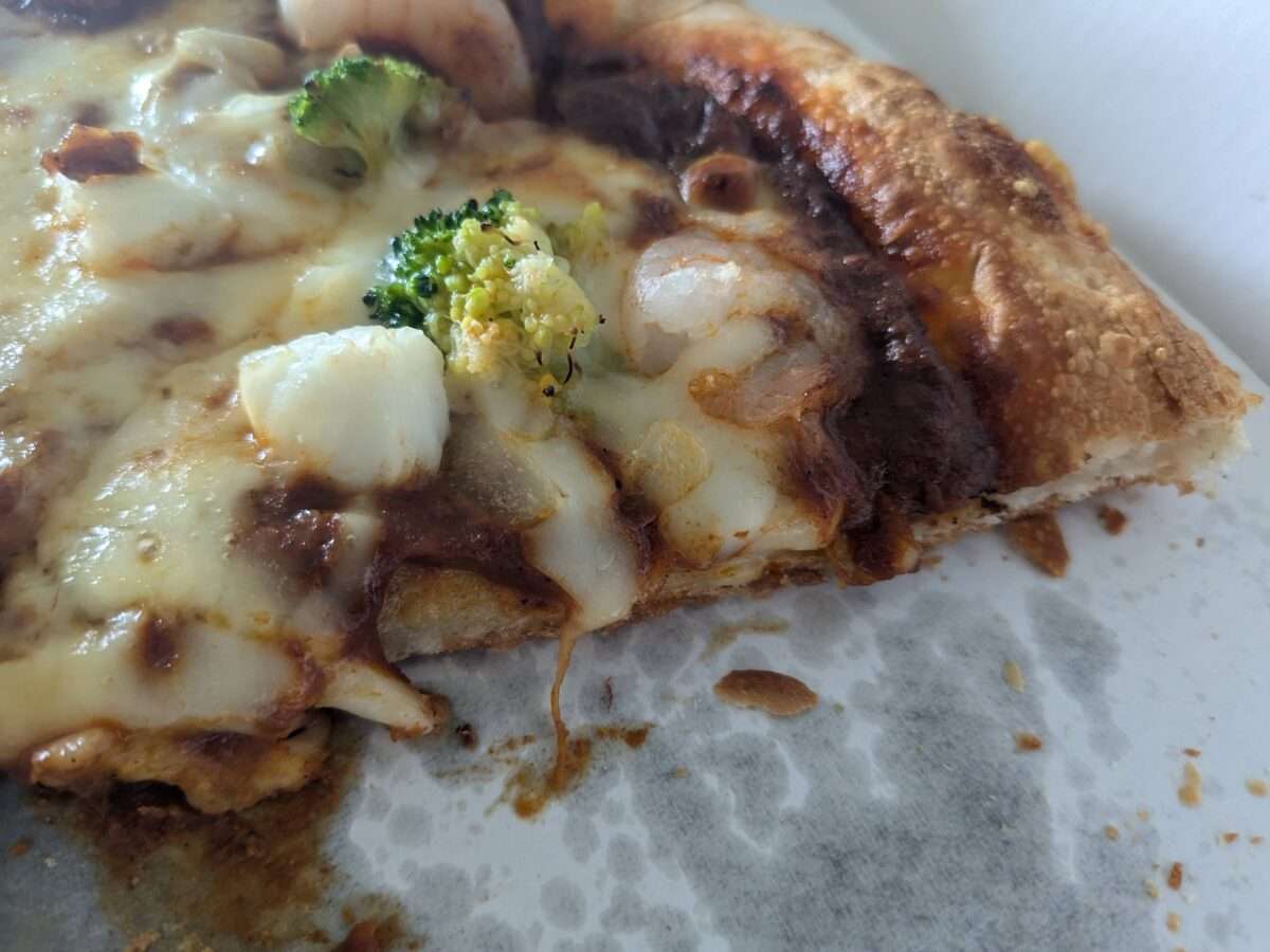 本格スパイスカレーあいがけピザ横から