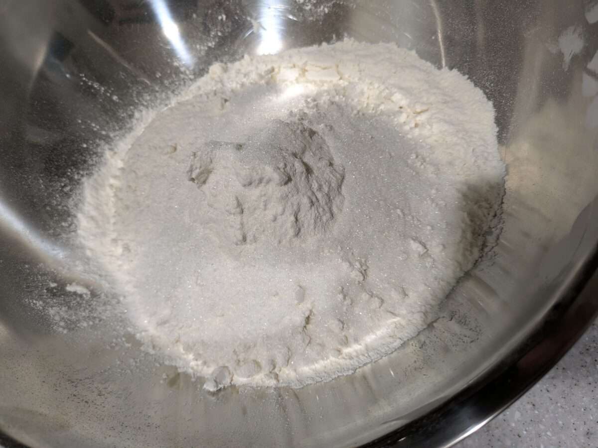小麦粉に砂糖と塩