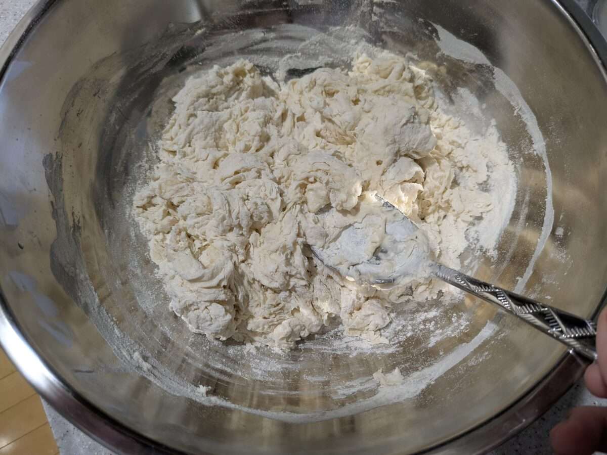 小麦粉かき混ぜ中