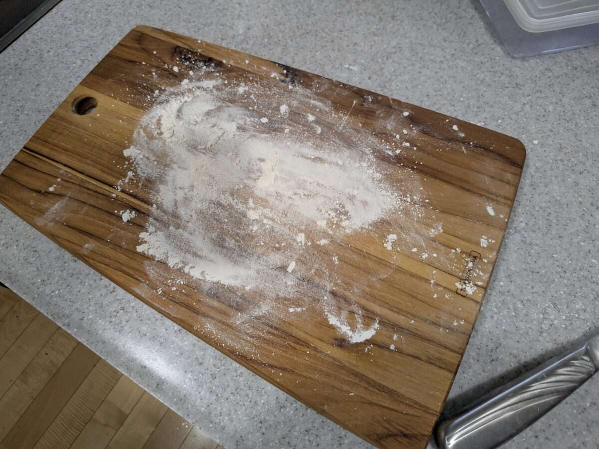 まな板に小麦粉