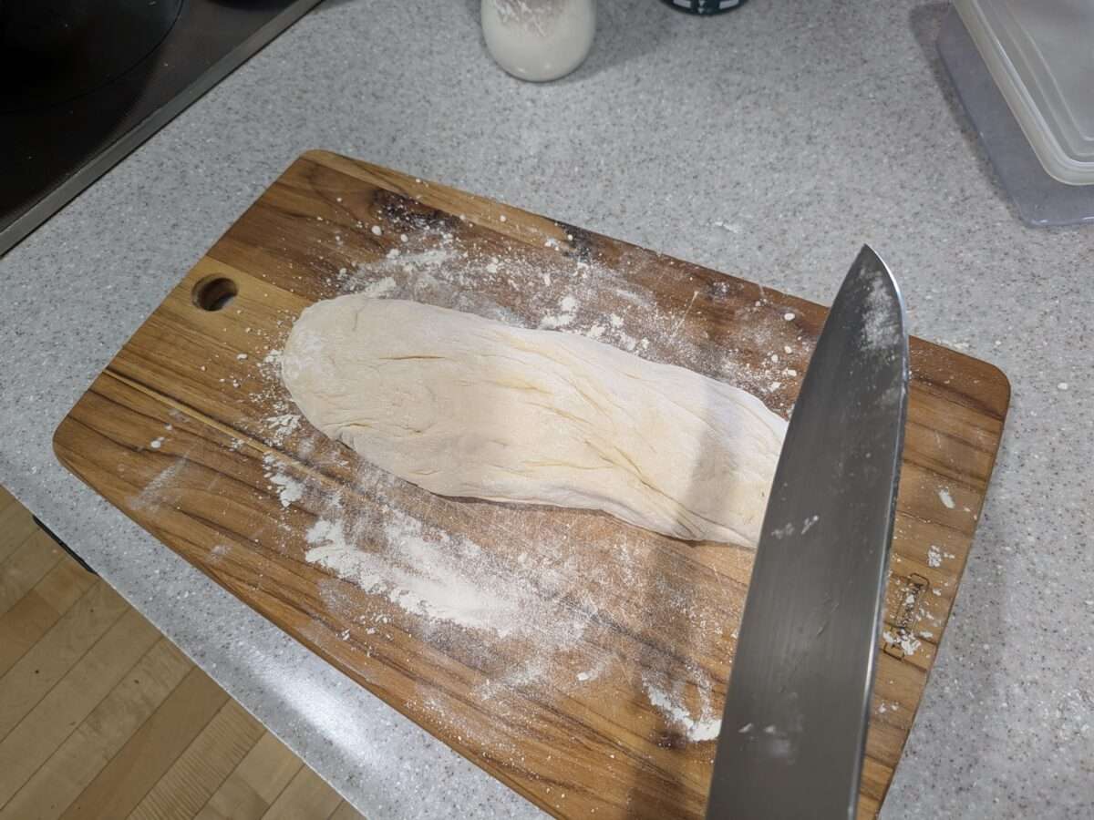 ピザ生地成型前