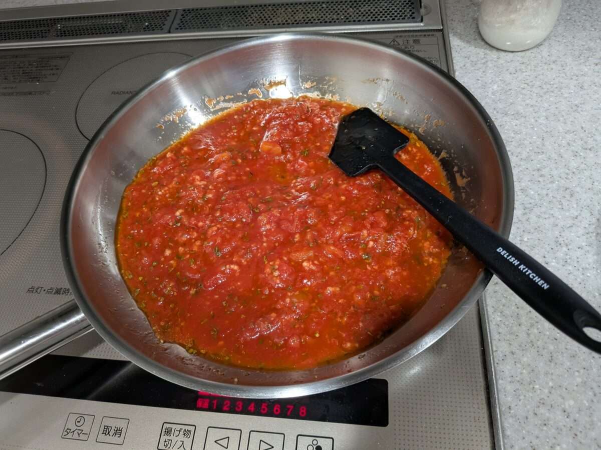 デトロイトスタイルピザのソース煮込み中