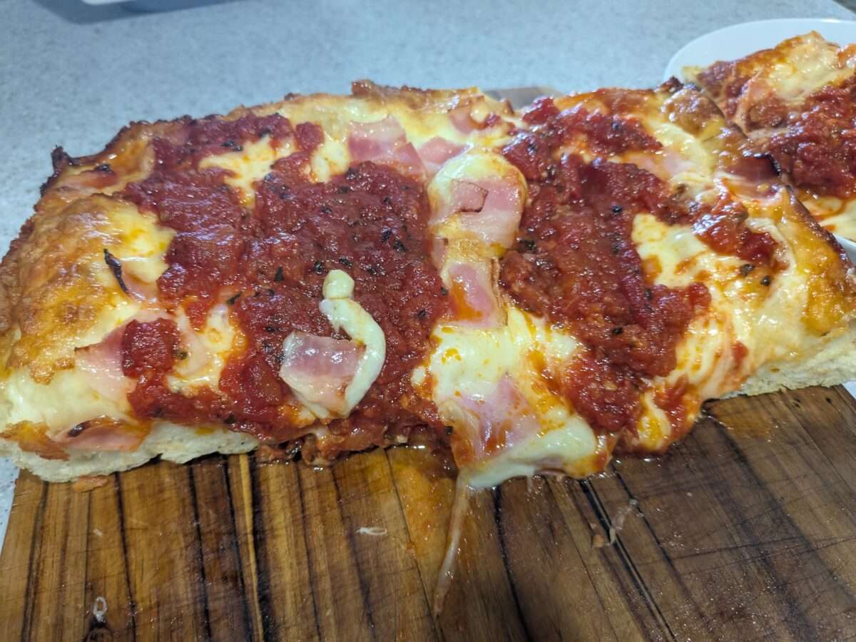 デトロイトスタイルピザのチーズとソース