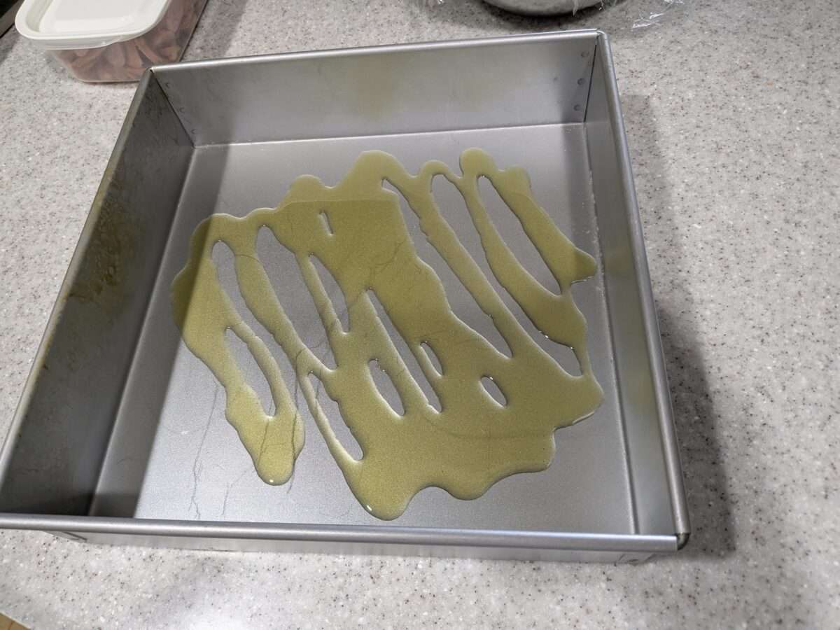 デトロイトスタイルピザの型にオリーブオイル