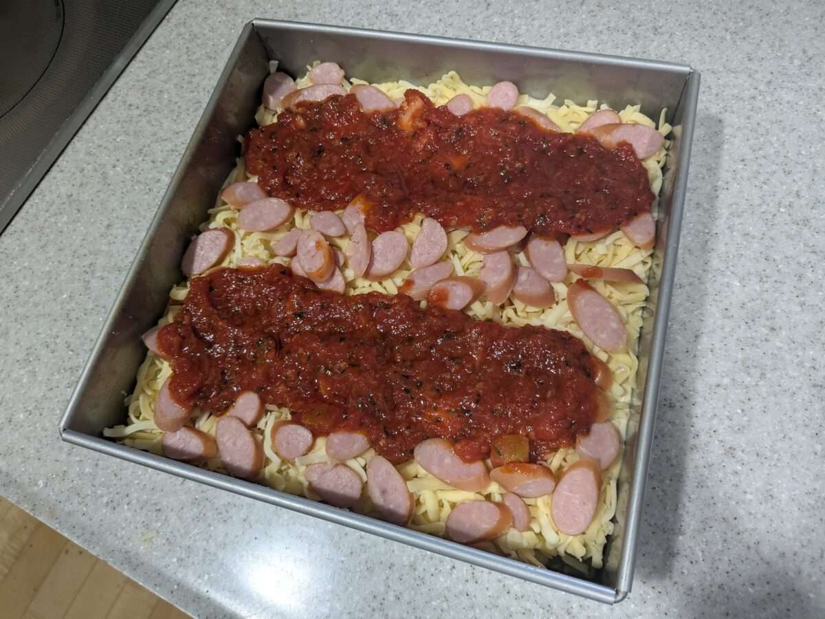 デトロイトスタイルピザのトッピング完了