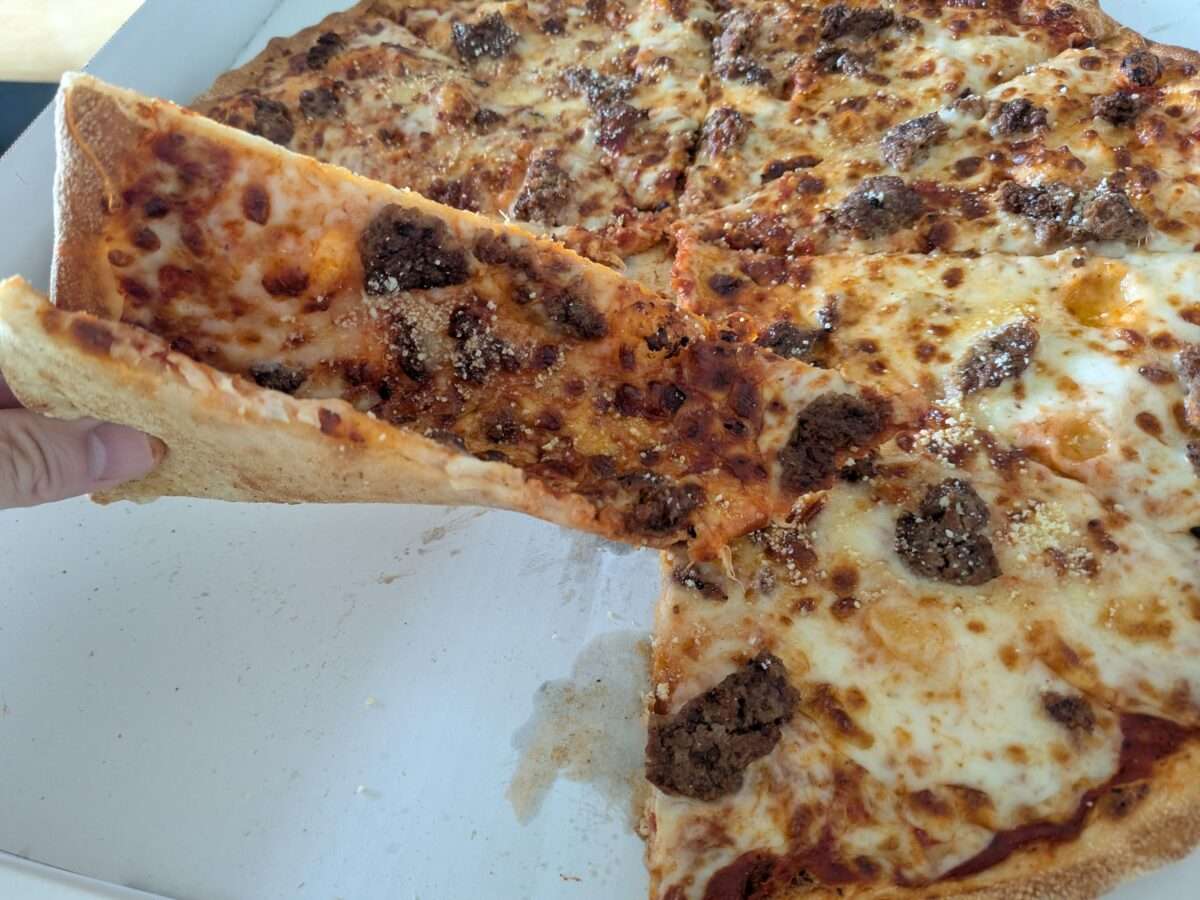 ニューヨークスタイルのスライスを折りたたんで食べる