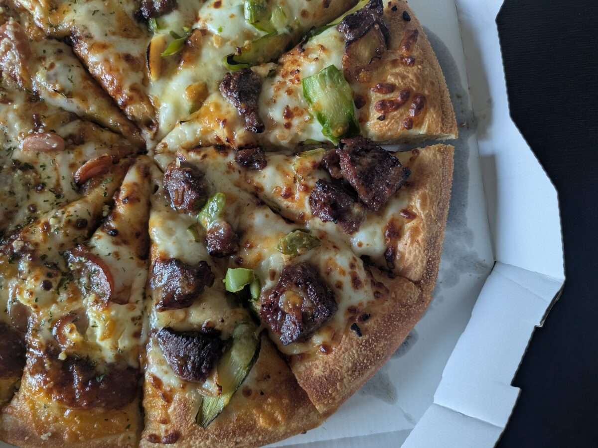 ピザハット「青森県産にんにく香る 牛ハラミの角切りステーキピザ」