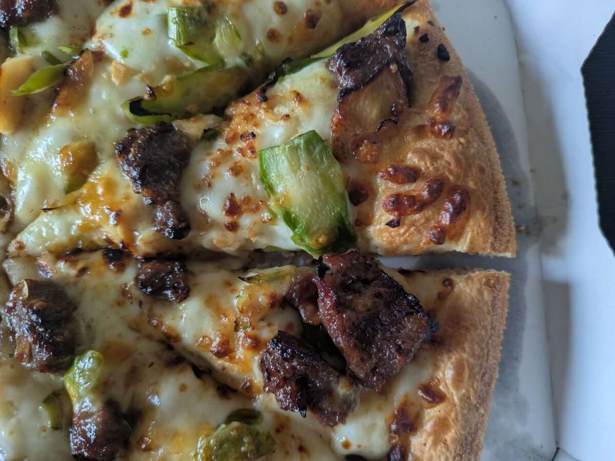 ピザハット「青森県産にんにく香る 牛ハラミの角切りステーキピザ」のトッピング