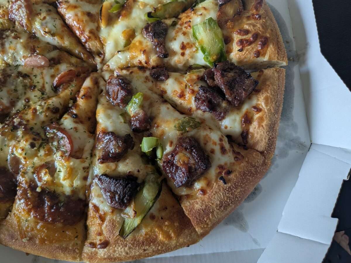青森県産にんにく香る 牛ハラミの角切りステーキピザ