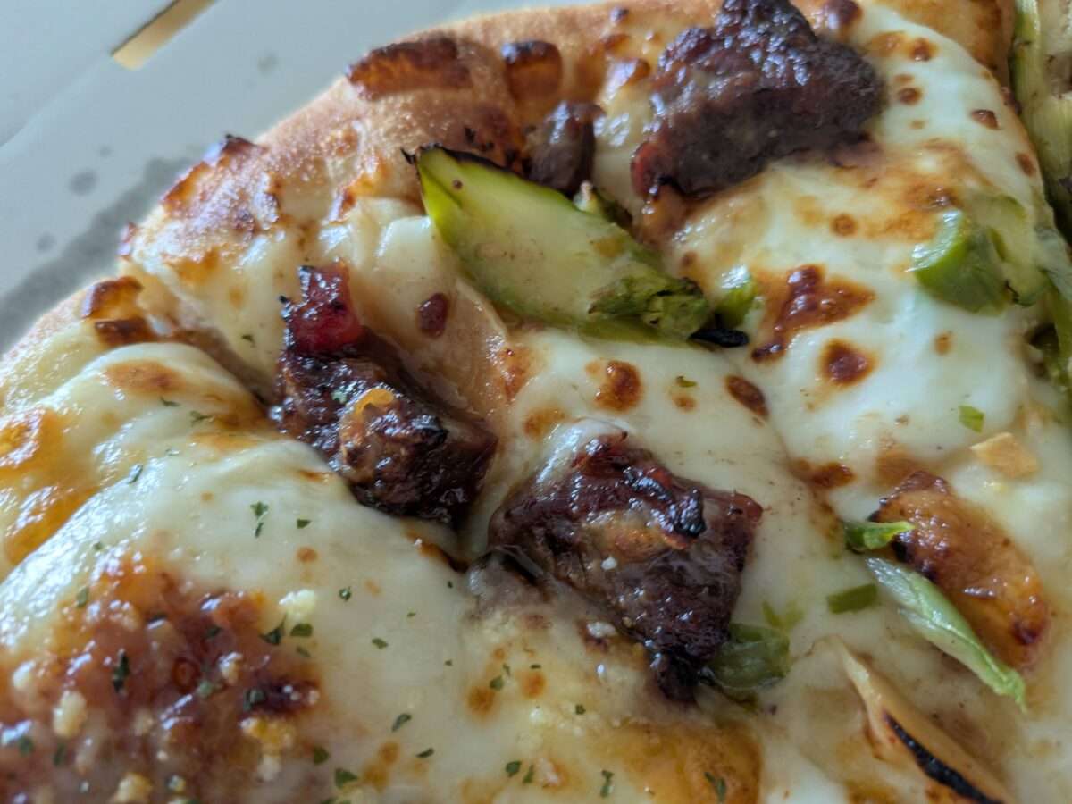 「青森県産にんにく香る 牛ハラミの角切りステーキピザ」の牛肉