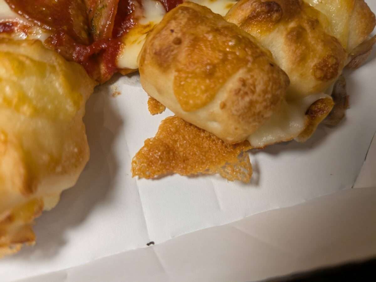 ピザハット「チージーロール生地」の固まったチーズ