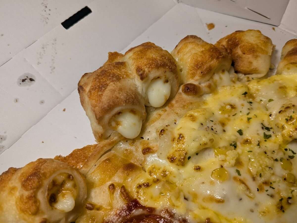 チーズが溢れるピザハット「チージーロール生地」