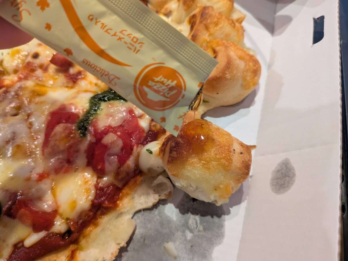 ピザハット「チージーロール生地」にハニーメープルシロップ