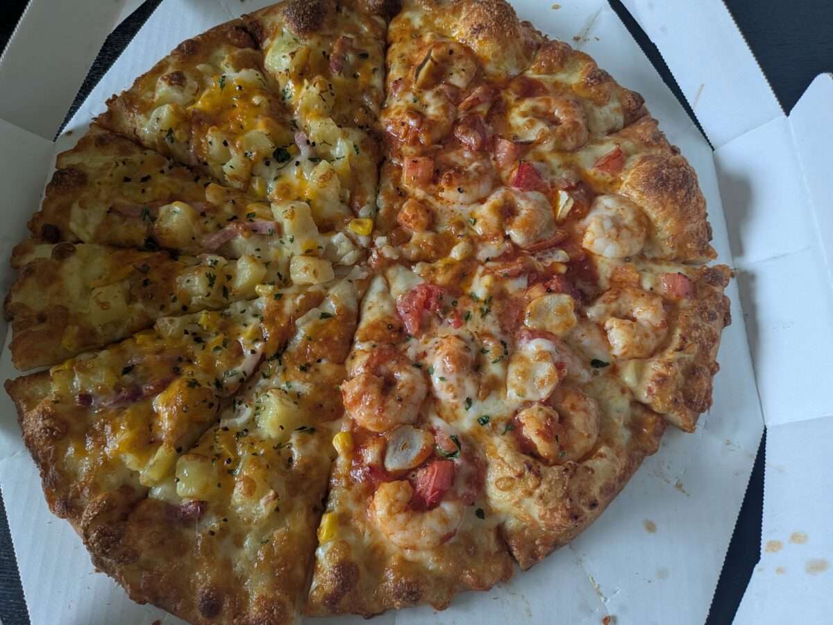 ピザーラレッドホットシュリンプと芳醇チェダーチーズ&ベーコンポテトのハーフ&ハーフ