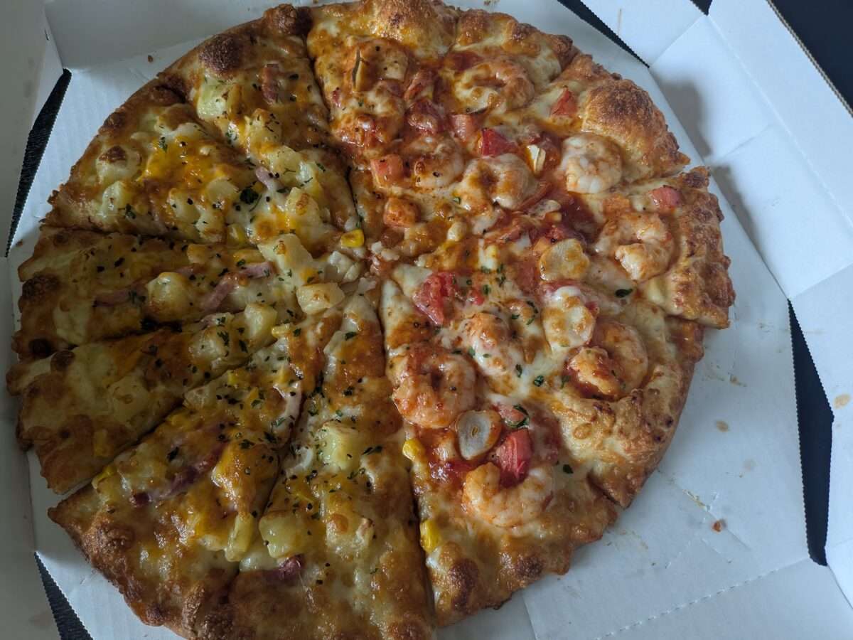 ピザーラ「芳醇チェダーチーズ＆ベーコンポテト」と「ピザーラレッドホットシュリンプ」のハーフ＆ハーフ