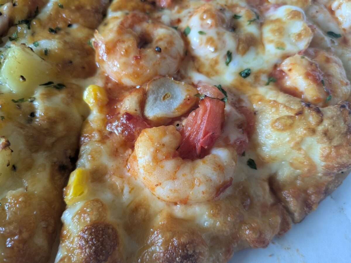 イタリアン生地のピザーラレッドホットシュリンプ