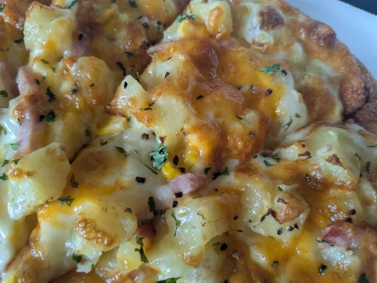 ピザーラ「芳醇チェダーチーズ＆ベーコンポテト」の具材