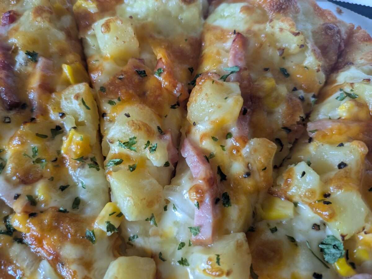 ピザーラ「芳醇チェダーチーズ＆ベーコンポテト」の上半分