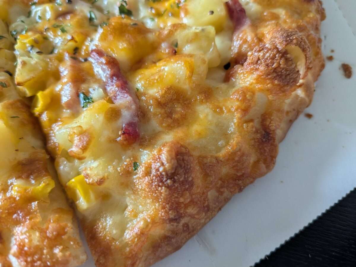 ピザーラ「芳醇チェダーチーズ＆ベーコンポテト」のミミ