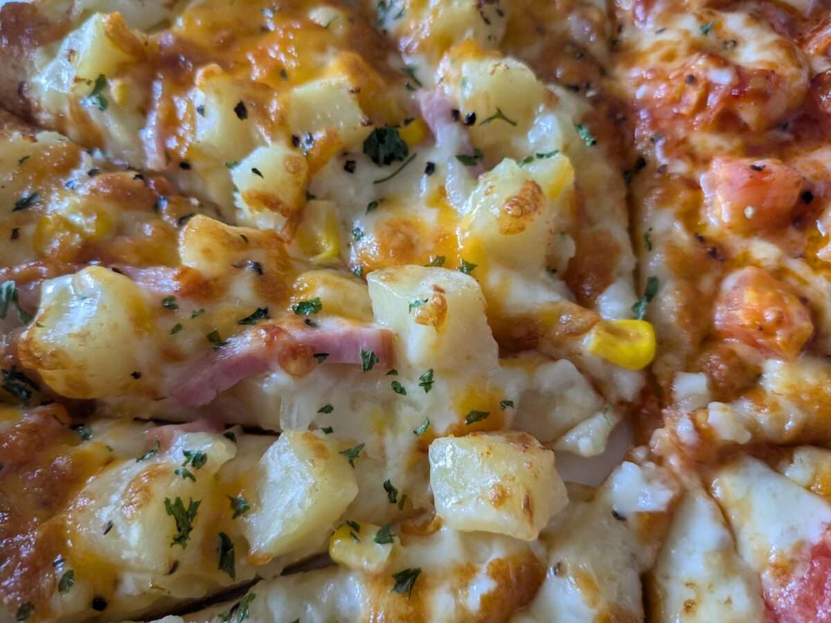 ピザーラ「芳醇チェダーチーズ＆ベーコンポテト」のベーコンとポテト